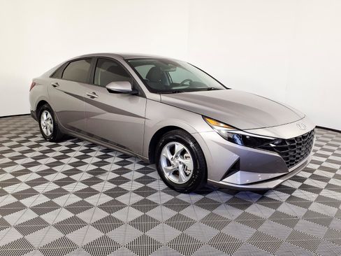 Certified 2023 Hyundai Elantra SE image 3