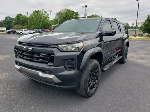 Used 2024 Chevrolet Colorado Trail Boss w/ Technology Package AWD/4WD image 2