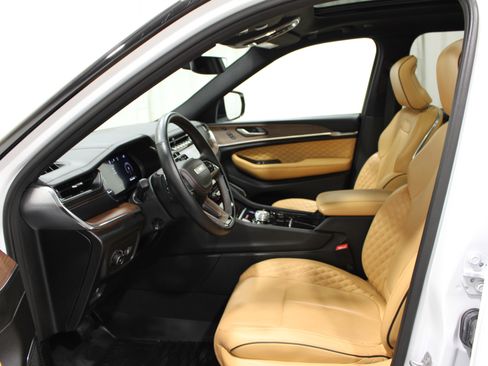 Used 2025 Jeep Grand Cherokee Summit AWD/4WD image 3