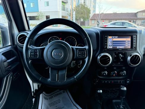 Used 2015 Jeep Wrangler Unlimited Sahara w/ Connectivity Group AWD/4WD image 16