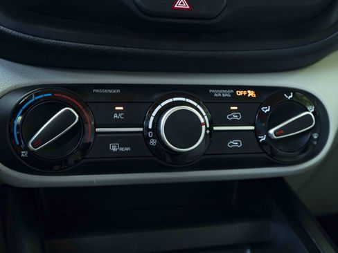 Used 2025 Kia Soul LX FWD image 29