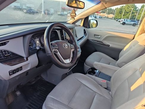 Used 2017 Toyota Sienna XLE Premium FWD image 7