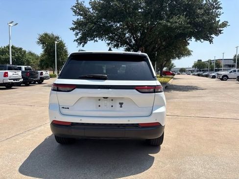 Used 2023 Jeep Grand Cherokee Altitude AWD/4WD image 6