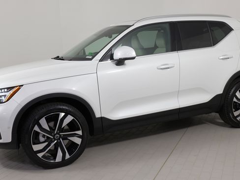 Used 2024 Volvo XC40 B5 Plus w/ Climate Package image 1