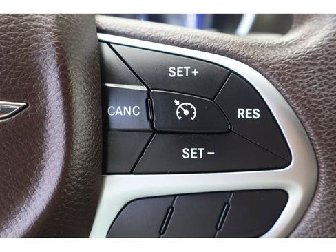 Used 2017 Chrysler Pacifica Touring FWD image 13