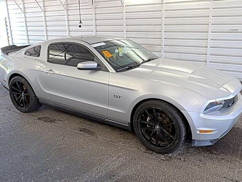 Used 2010 Ford Mustang GT RWD image 4