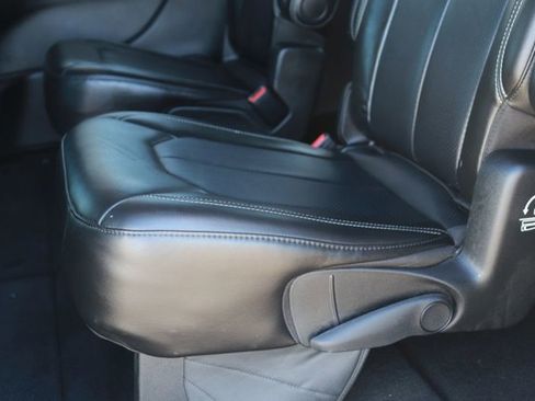 Used 2025 Chrysler Pacifica Select image 13