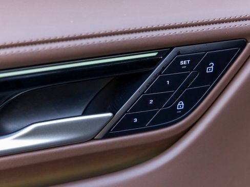 Certified 2025 Porsche Macan 4 Electric image 21