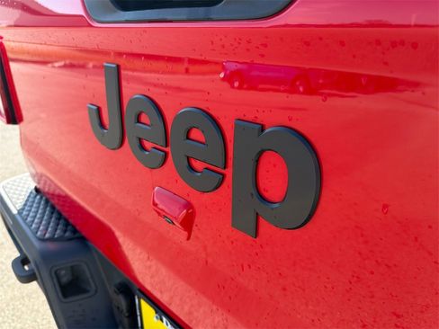 Used 2025 Jeep Gladiator Sport image 39