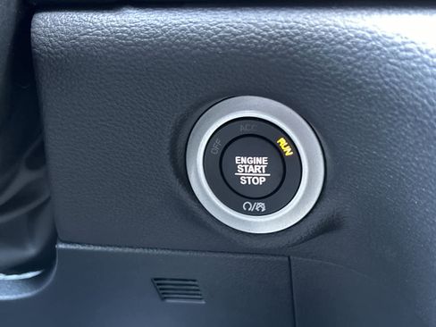 New 2025 Chrysler Pacifica Select image 24