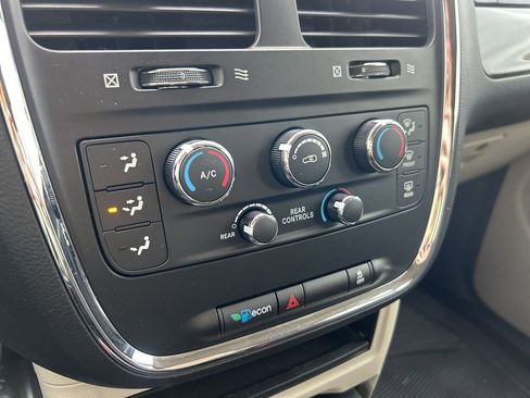 Used 2020 Dodge Grand Caravan SE w/ UConnect Hands-Free Group FWD image 9