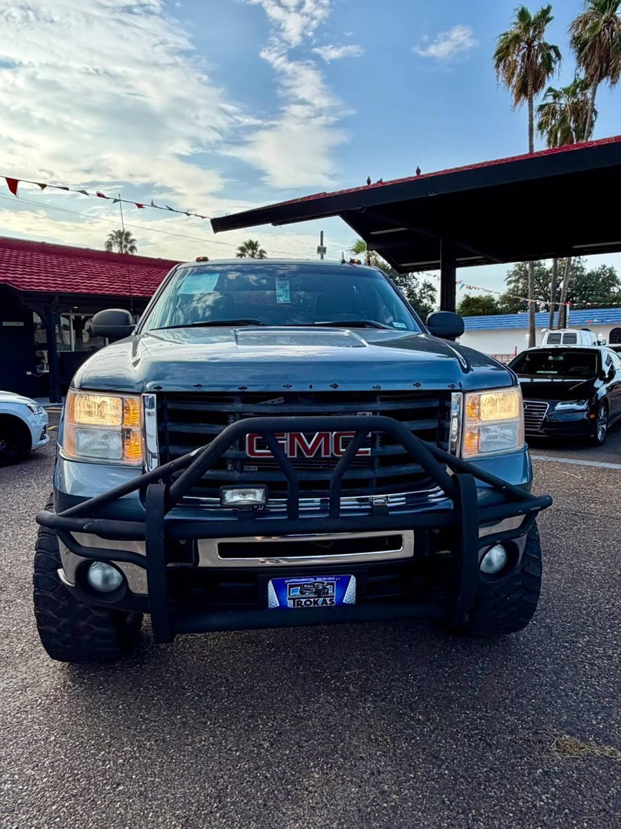 Used 2007 GMC Sierra 2500 SLE w/ Z71 Off-Road Package AWD/4WD image 2