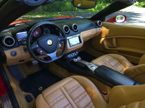 Used 2009 Ferrari California RWD image 2