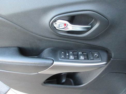 Used 2020 Jeep Cherokee Latitude FWD image 22