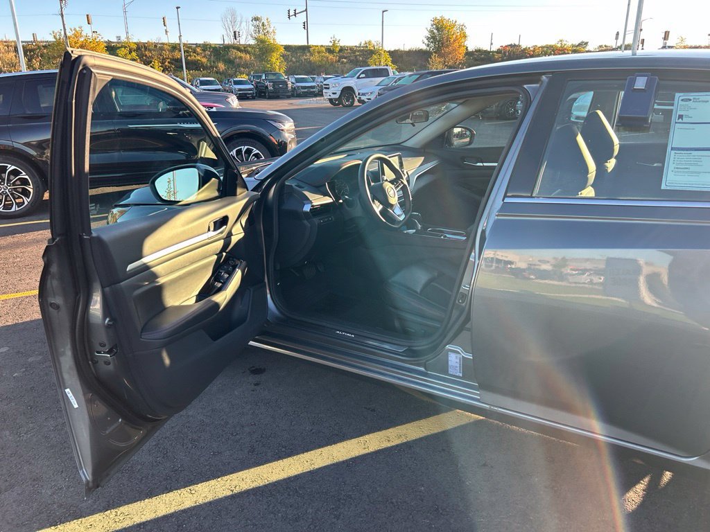 Used 2025 Nissan Altima 2.5 SR AWD/4WD image 9