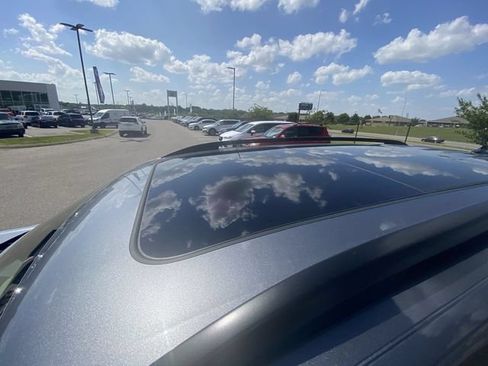 Used 2025 Volkswagen Atlas SE FWD image 3