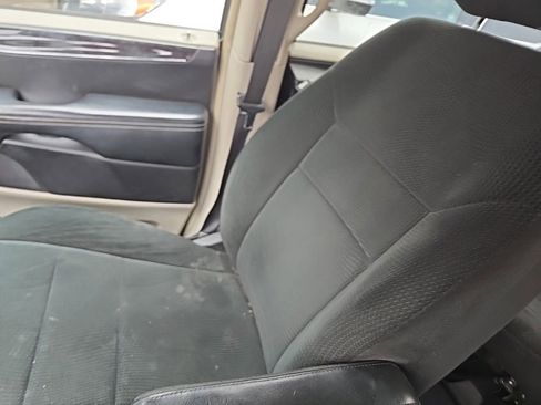 Used 2012 Chrysler Town & Country Touring FWD image 4