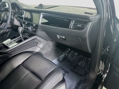 Certified 2023 Porsche Macan AWD/4WD image 31
