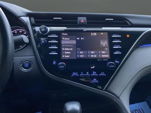 Used 2018 Toyota Camry XLE image 9
