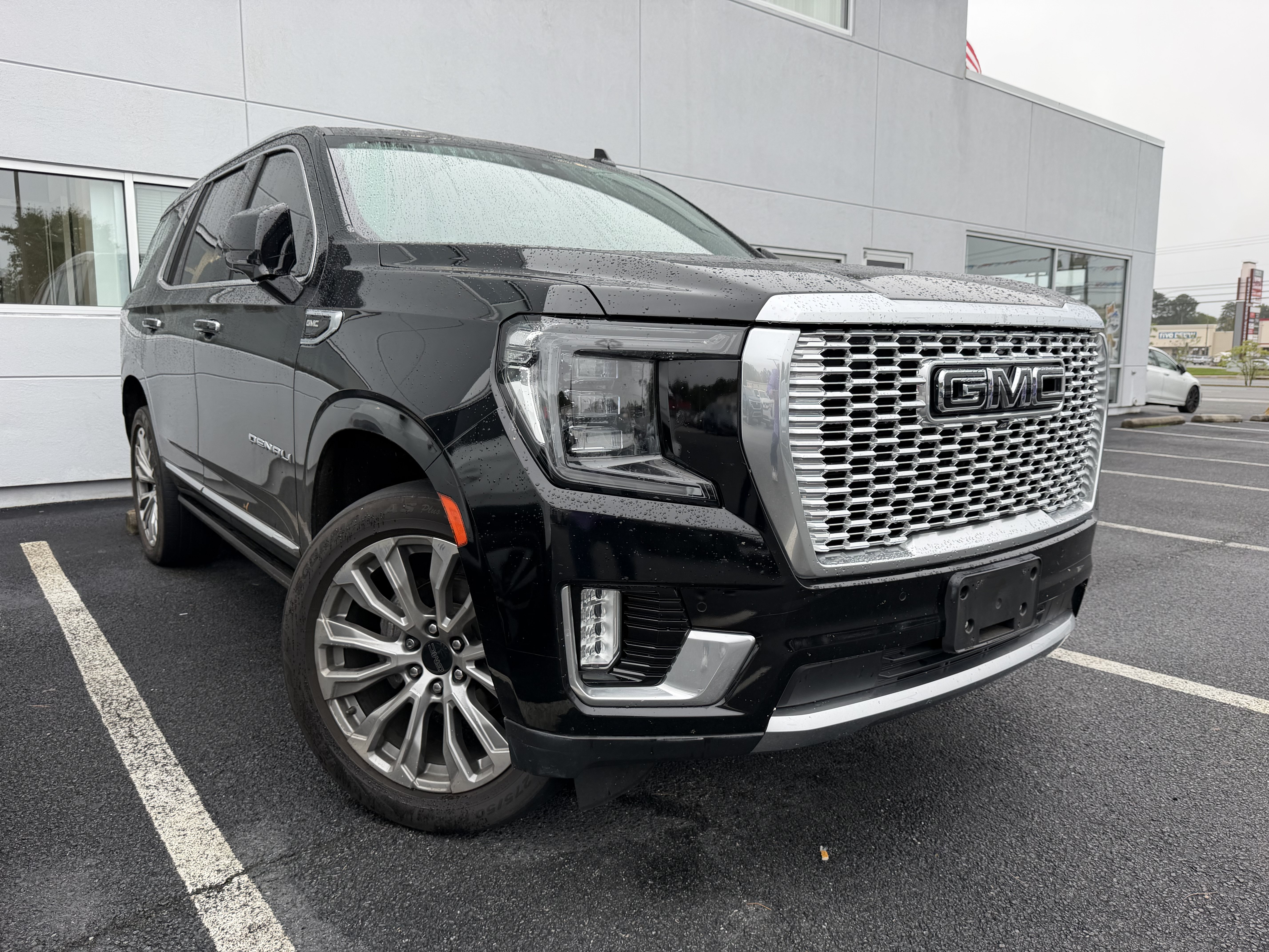 Used 2021 GMC Yukon Denali w/ Denali Premium Package AWD/4WD image 2