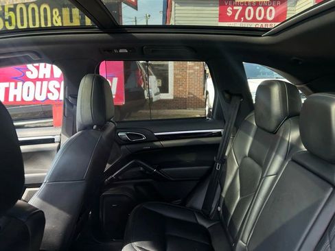 Used 2018 Porsche Cayenne Sport Utility 4D image 17