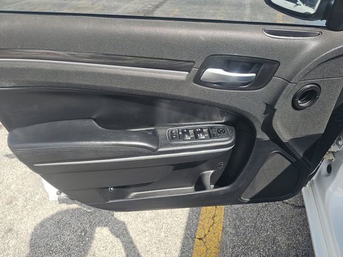 Used 2020 Chrysler 300 Touring w/ Chrome Appearance Package RWD image 13