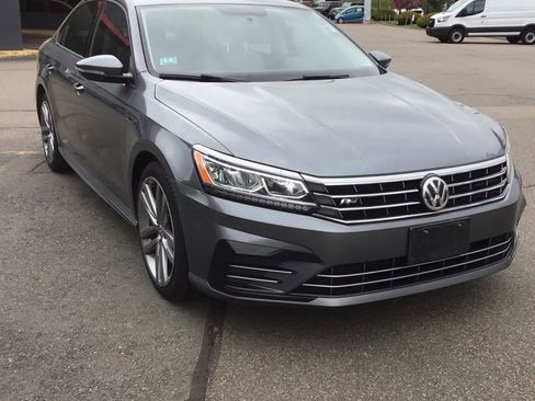 Used 2018 Volkswagen Passat 2.0T FWD image 1
