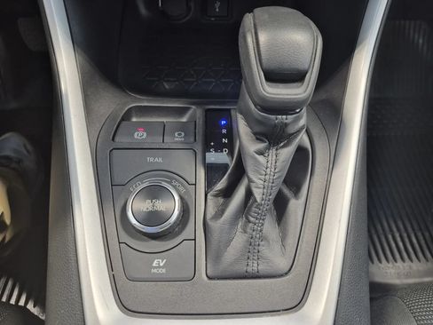 Used 2022 Toyota RAV4 LE AWD/4WD image 32
