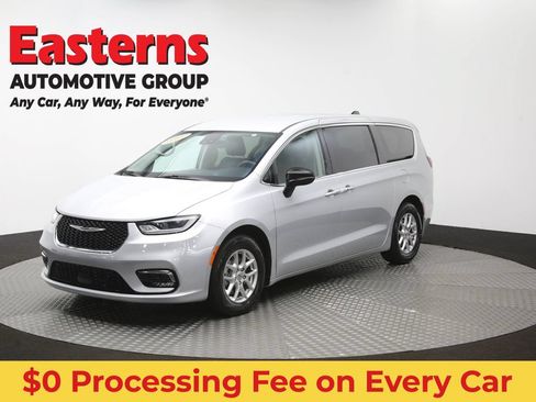 Used 2024 Chrysler Pacifica Touring-L FWD image 57