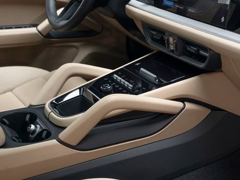 Used 2024 Porsche Cayenne Coupe image 34