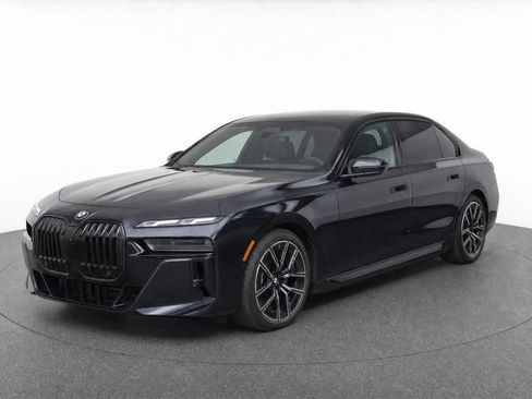 Used 2023 BMW 740i w/ Parking Assistance Package RWD image 7