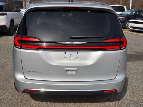 Used 2024 Chrysler Pacifica Touring-L image 7