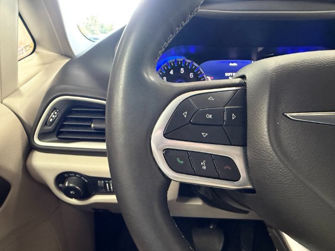 Used 2024 Chrysler Pacifica Touring-L FWD image 24
