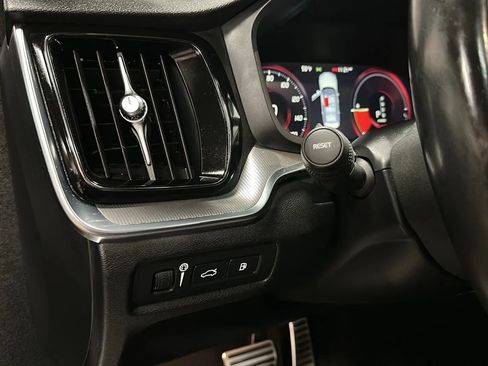 Used 2019 Volvo S60 T8 R-Design image 27