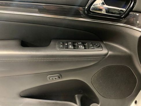 Used 2019 Jeep Grand Cherokee Overland image 15