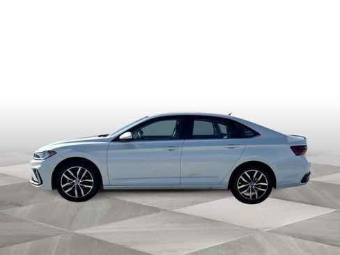 Used 2025 Volkswagen Jetta SE FWD image 5