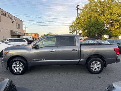 Used 2018 Nissan Titan SV w/ SV Convenience Package image 2