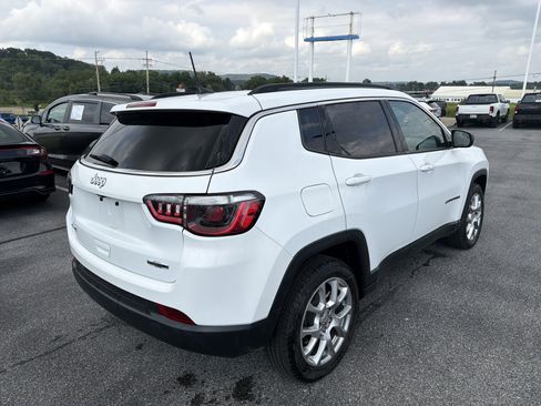 Used 2022 Jeep Compass Latitude w/ Sun and Sound Group AWD/4WD image 4