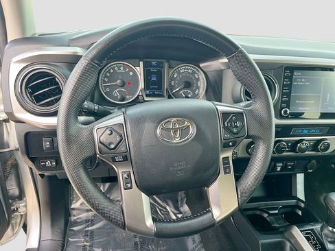 Used 2022 Toyota Tacoma SR5 AWD/4WD image 11