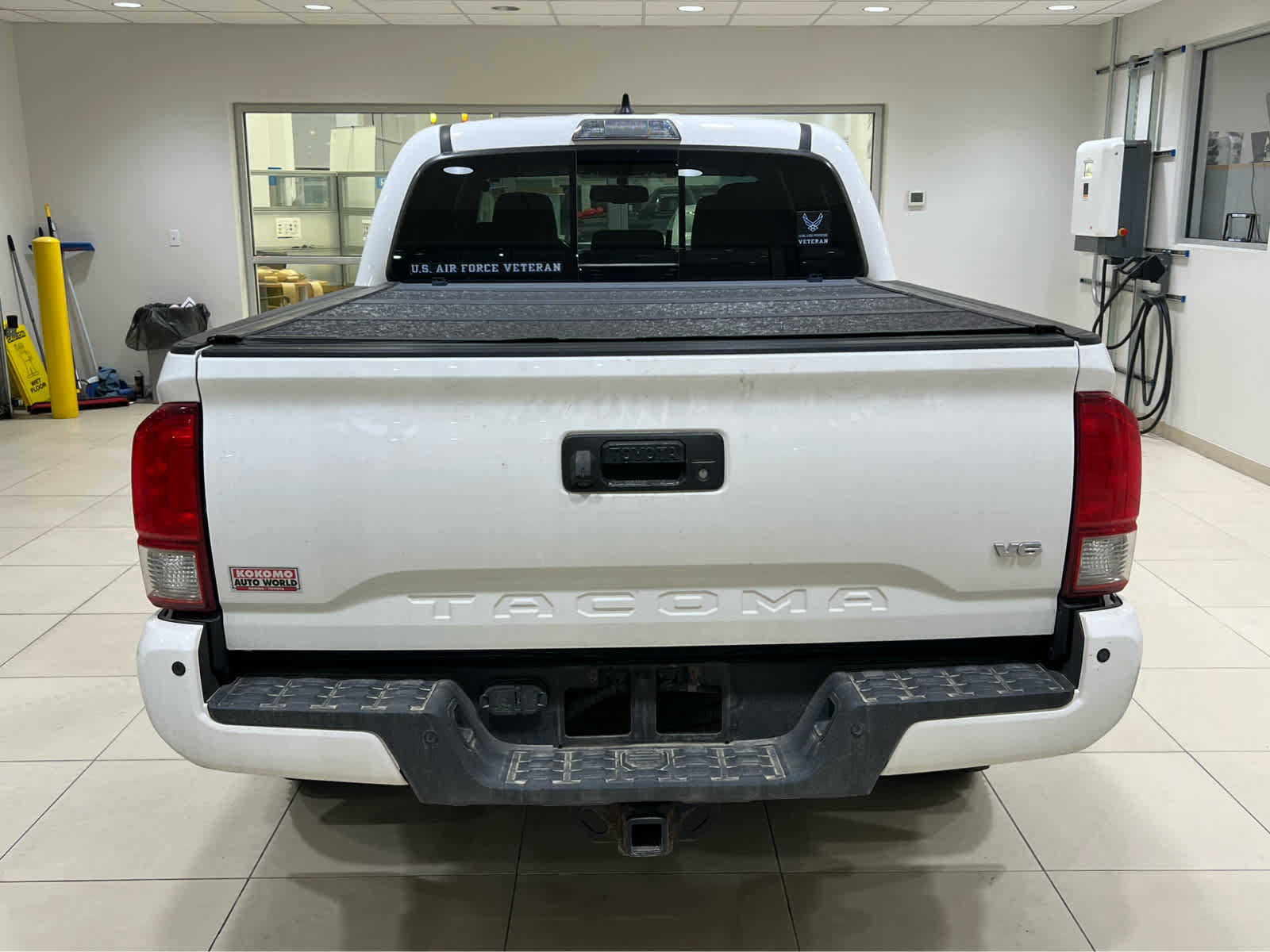 Used 2017 Toyota Tacoma TRD Sport AWD/4WD image 7