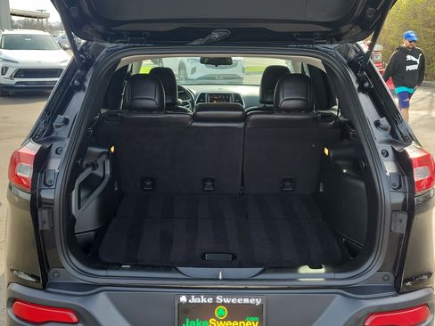 Used 2018 Jeep Cherokee Latitude Plus w/ Cold Weather Group image 8