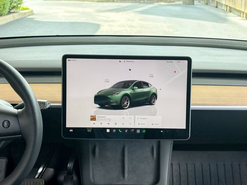 Used 2024 Tesla Model Y Long Range AWD/4WD image 10