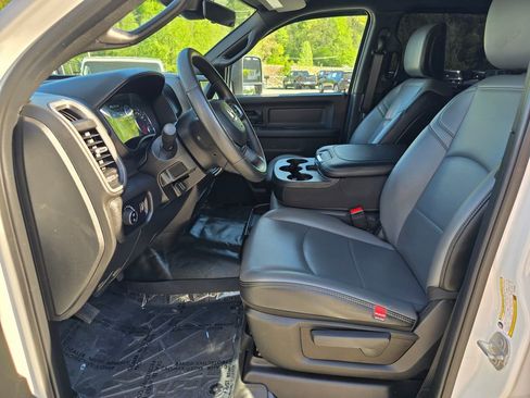 Used 2025 RAM 3500 Tradesman w/ Chrome Appearance Group AWD/4WD image 4