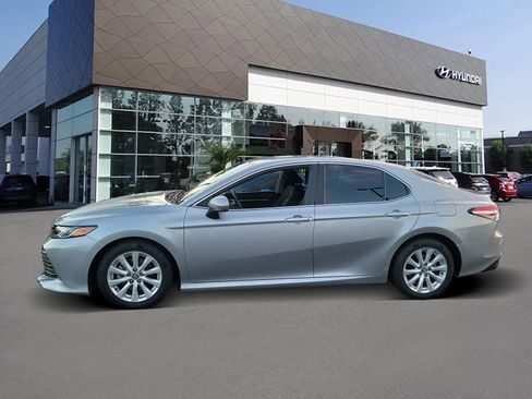 Used 2019 Toyota Camry LE image 3