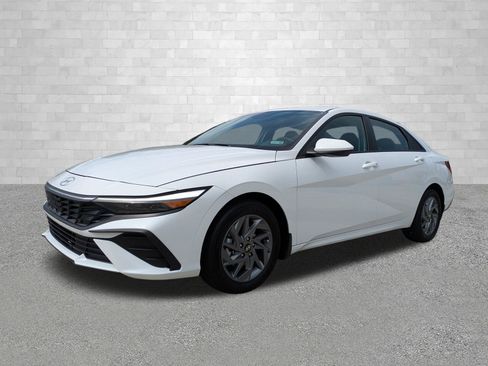 Certified 2024 Hyundai Elantra Blue FWD image 5