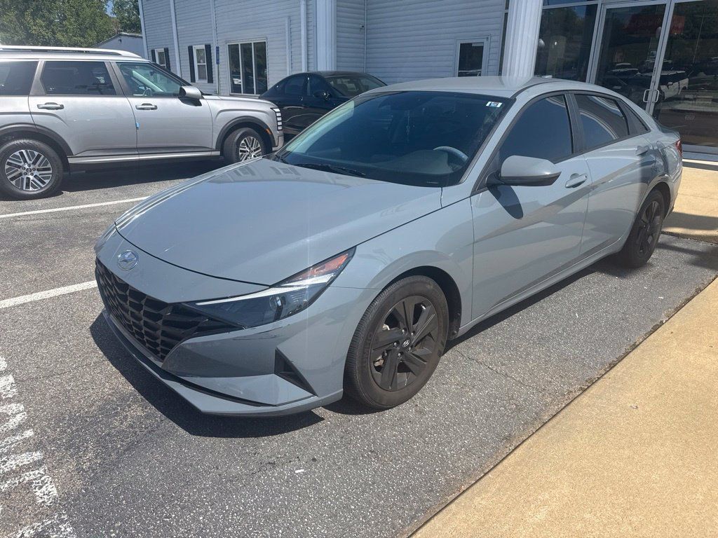 Used 2023 Hyundai Elantra SEL w/ Cargo Package FWD image 3