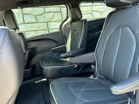 Used 2023 Chrysler Pacifica Limited w/ S Appearance Package AWD/4WD image 9