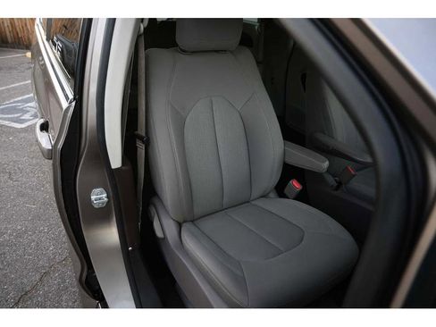 Used 2017 Chrysler Pacifica Touring image 16