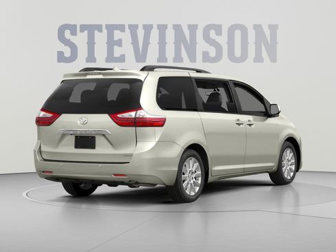 Used 2017 Toyota Sienna XLE Premium FWD image 2