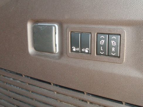 Used 2023 GMC Yukon XL SLT w/ SLT Luxury Package image 13